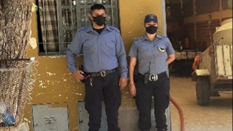 Dos policías rescataron a una familia del interior de una casa en llamas