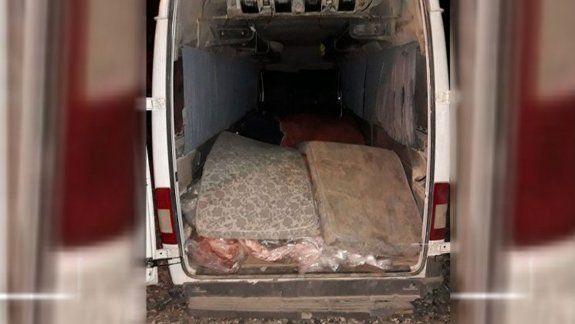 La carga era transportada en una trafic, tapada con colchones.