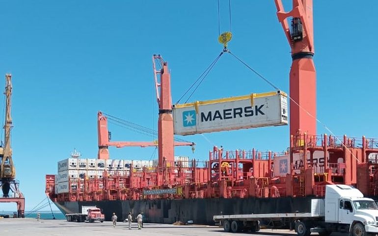 El San Alberto amarró este miércoles en Puerto San Antonio Este. Dejará 400 contenedores vacíos y se llevará 150 cargados con fruta del Alto Valle.&nbsp;