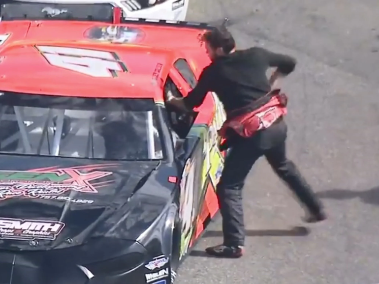 Furia en el Nascar: un piloto atacó a golpes a otro corredor