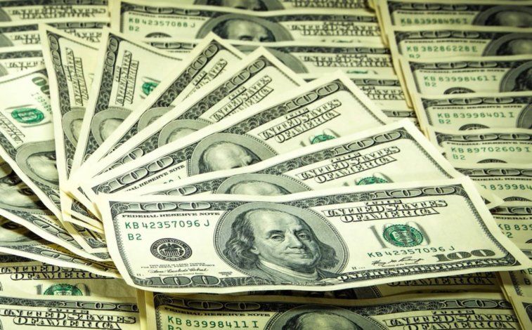 Sigue en alza: el dólar blue llegó a los 300 pesos