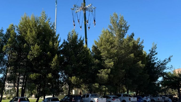 Gran asombro por personas colgadas en el cielo del centro de Cipolletti: ¿De qué se trata?