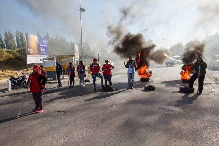 Desocupados cortaron la Ruta 22 y reclamaron puestos de trabajo