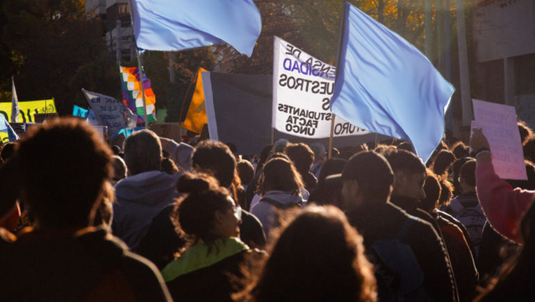 Docentes universitarios en defensa de la educación: salarios y financiamiento en crisis