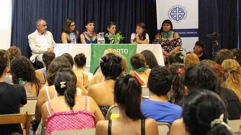 La cátedra libre de aborto arrancó con una multitud en la UNCo