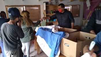reparten viandas de guiso en los barrios populares