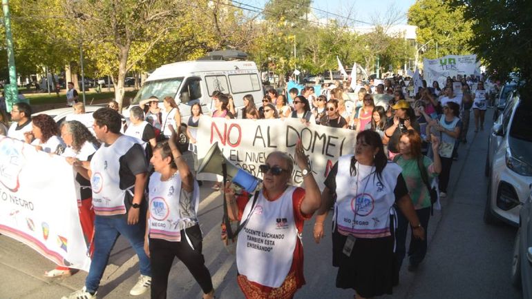 La movilización comenzó minutos después de las 18 horas en el centro de Cipolletti.&nbsp;