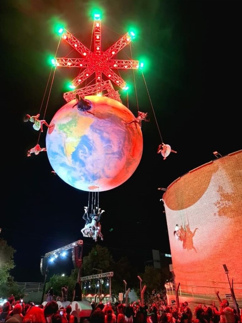 La Compañía de Danza Aérea Elevé brindó el espectáculo Navidad en las Estrellas la noche de viernes.&nbsp;