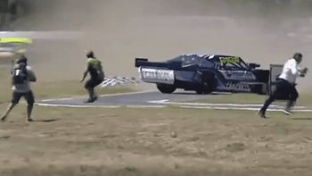 Se salvaron de milagro: un piloto recibió un toque, perdió el control del auto y casi atropella aun grupo de personas | LMCipolletti.com Se salvaron de milagro: un piloto recibió un toque, perdió el control del auto y casi atropella aun grupo de personas