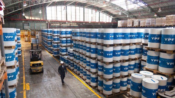 Nación decretó el barril criollo a u$s 45 y un freno a despidos 
