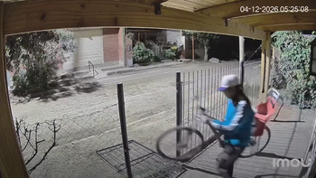 Una captura del video en el que se ve al ladrón de la bici cometiendo el robo.