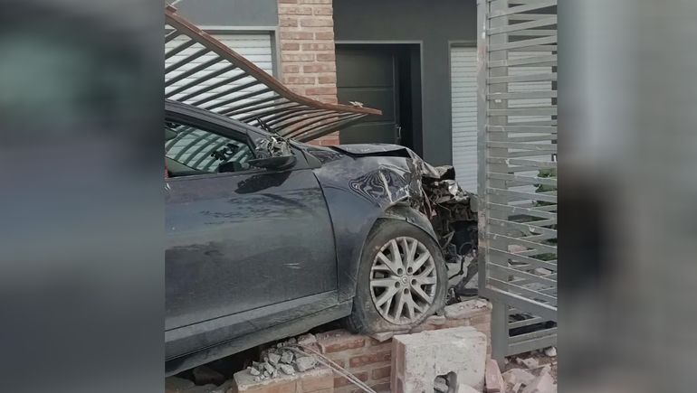Borracho se estrelló contra una casa y hasta destruyó las rejas de ingreso