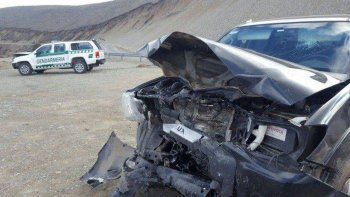 una camioneta de gendarmeria choco de frente y dejo cinco personas heridas  en bariloche