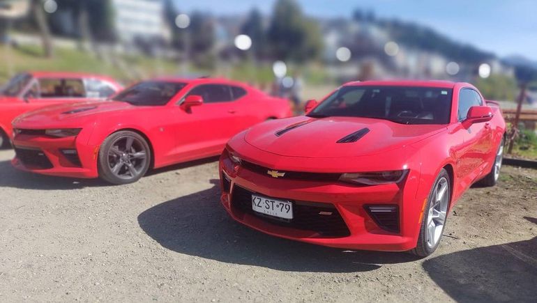 Llegaron desde Chile y exhibieron sus Chevrolet Camaro frente al Nahuel Huapi