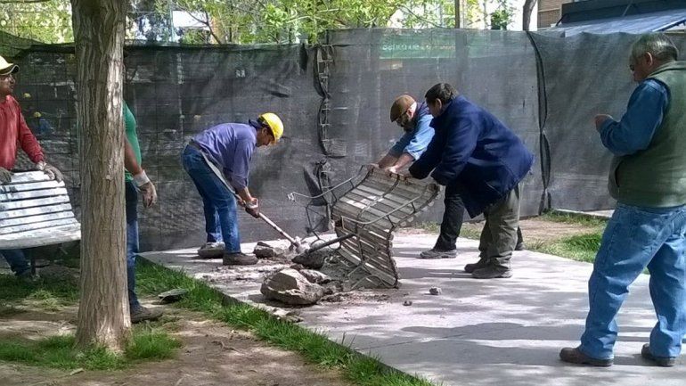 La rotura de los bancos fue cuestionada por los vecinos.