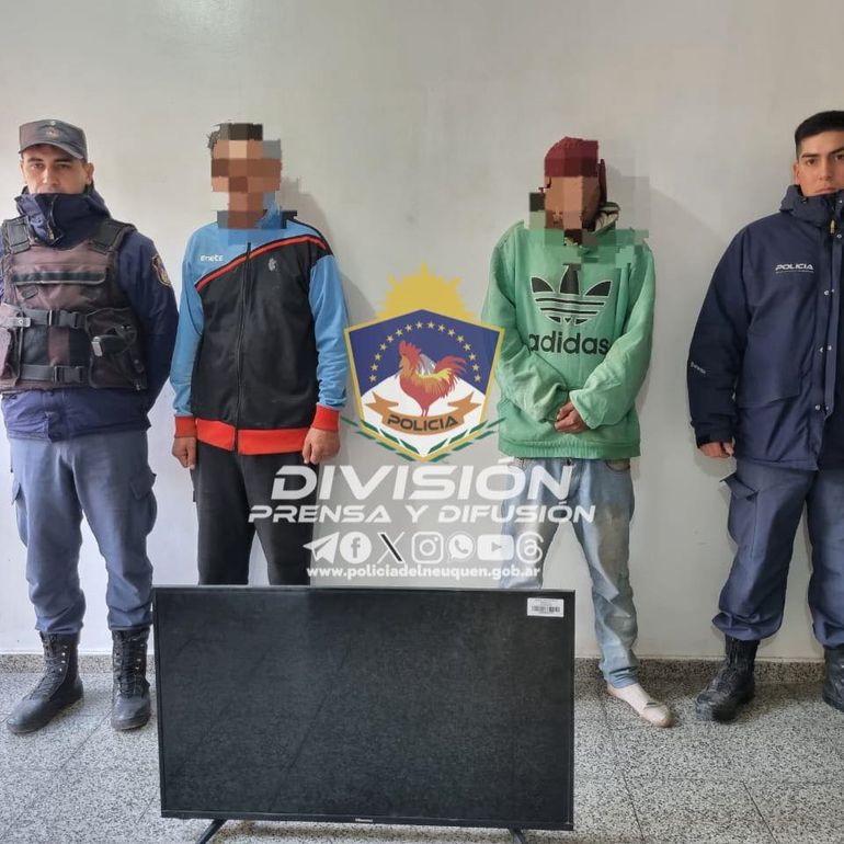 Los delincuentes de Añelo quisieron escapar con el TV por las chacras pero la Policía los atrapó.