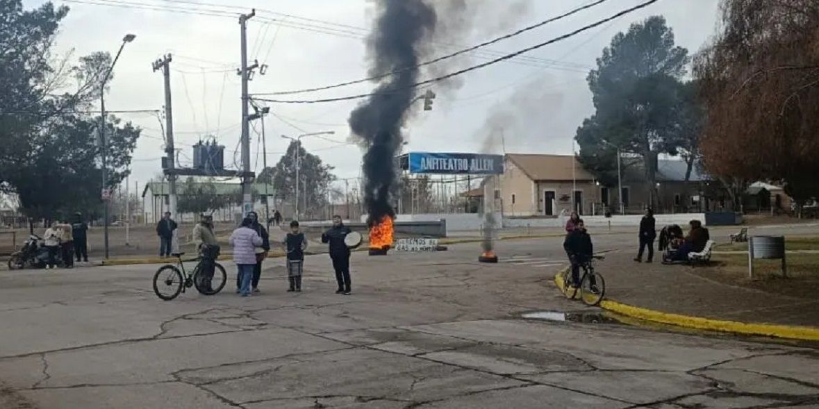 Vecinos cortaron la avenida principal reclamando por obras suspendidas. Foto gentileza ANRoca.
