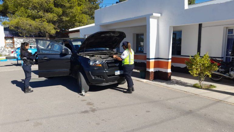 Escaparon de un control con una camioneta melliza que estaba a la venta