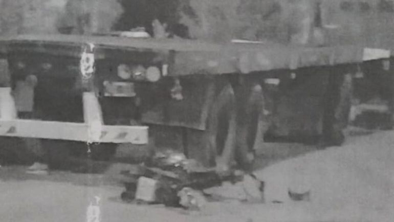 La moto quedó tendida en la calle tras impactar contra el acoplado. 