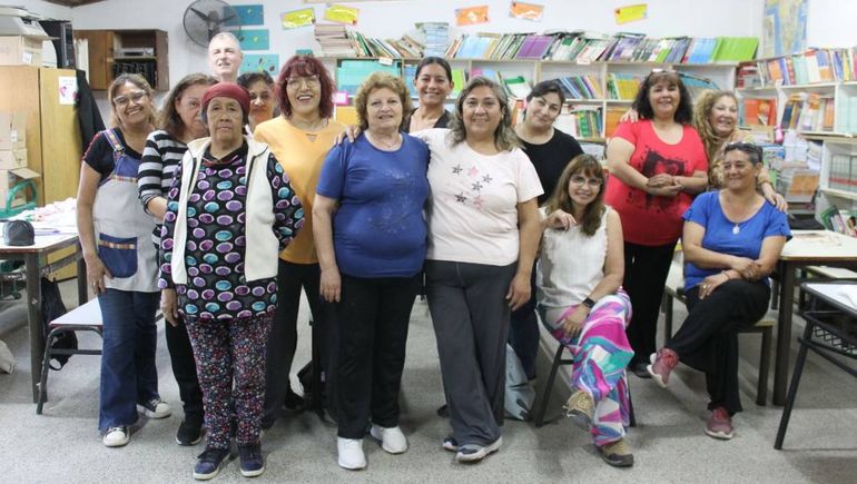 El taller de costura de la escuela de formación de adultos une historias