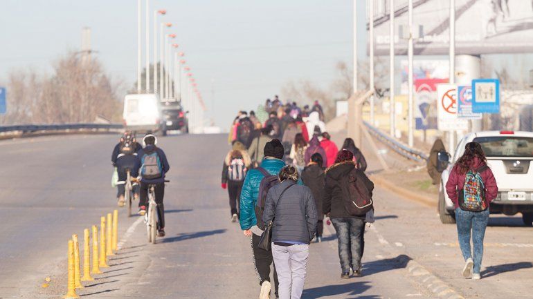 Uocra bloqueó el puente para pedir obras públicas