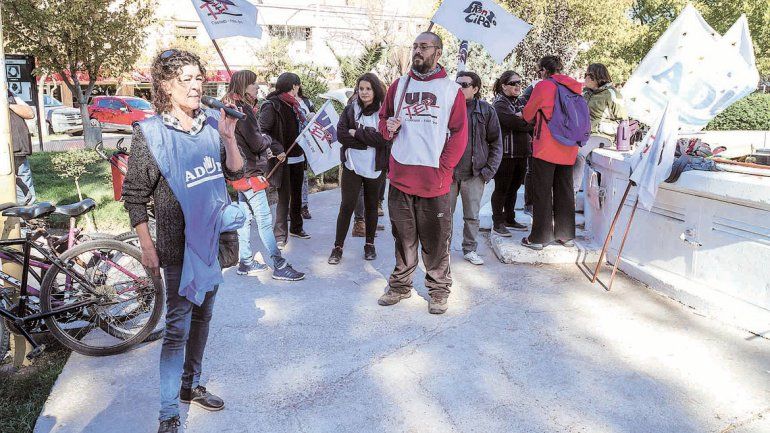 Los docentes vuelven a parar en la jornada de hoy y exigen otro aumento.