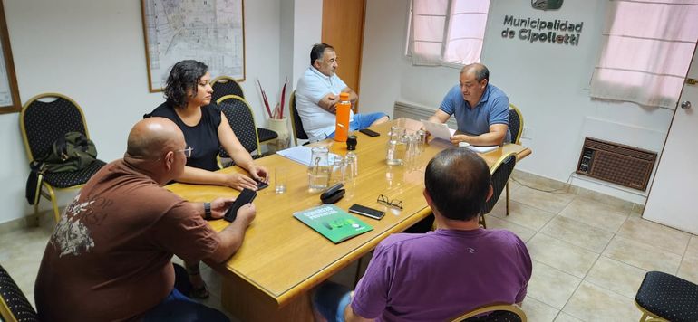 Hace dos semanas, se reunieron dirigentes sindicales con el secretario de Gobierno, Paul Fracchia, quien representó al Ejecutivo municipal. Los gremialistas plantearon la necesidad de una actualización de los salarios y hasta ahora no han tenido respuesta alguna.