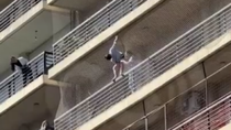 rescataron a un nene que quedo colgado de un octavo piso