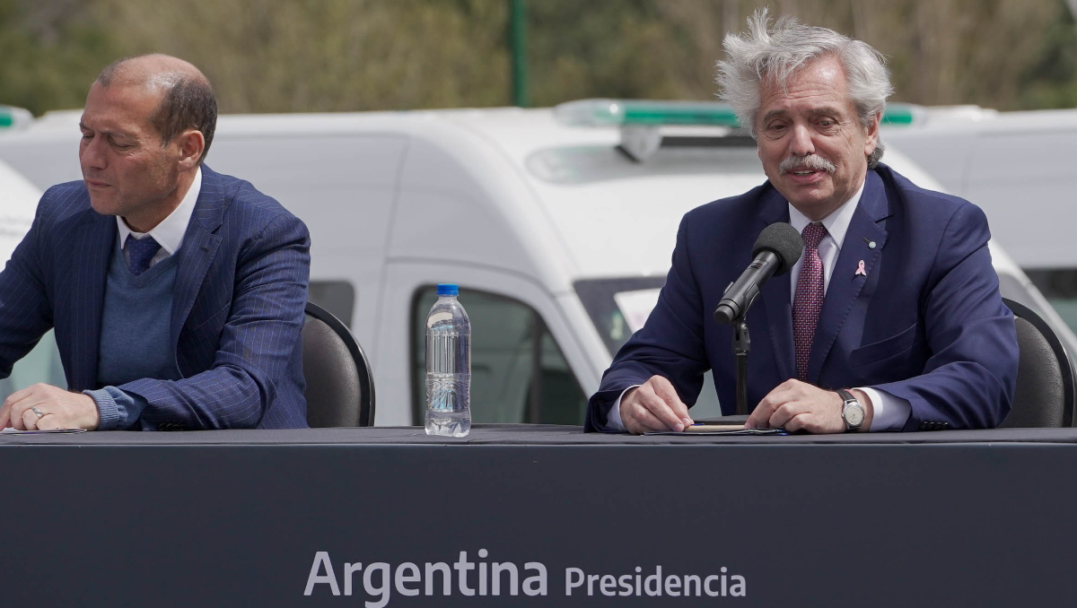 El viento sorprendió al Presidente y hay memes
