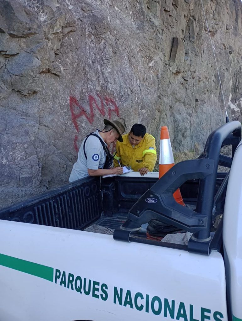 Las autoridades del Parque Nacional Nahuel Huapi fueron alertadas por el graffiti. Las autoridades del Parque Nacional Nahuel Huapi fueron alertadas por el graffiti.