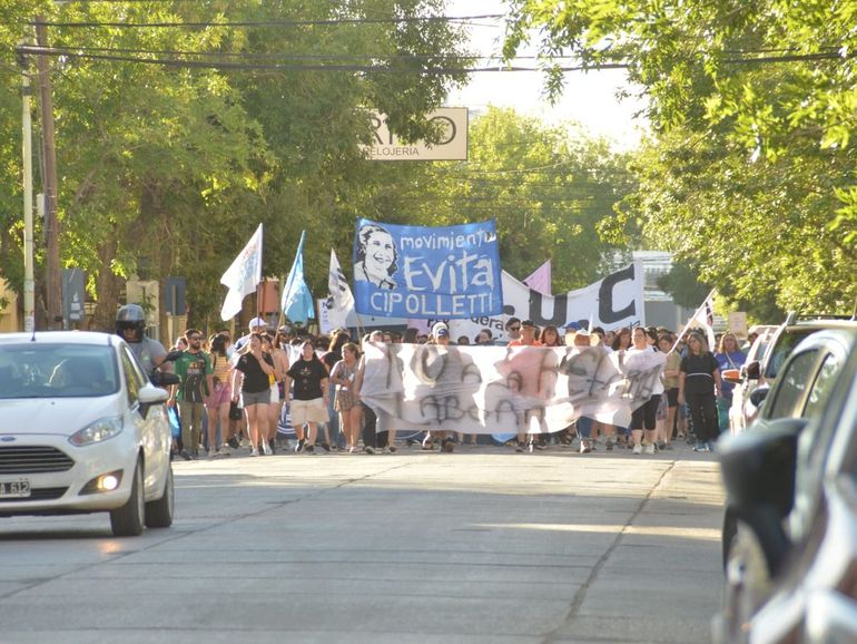 La movilización comenzó en la Plaza de la Justicia de Cipolletti.&nbsp;