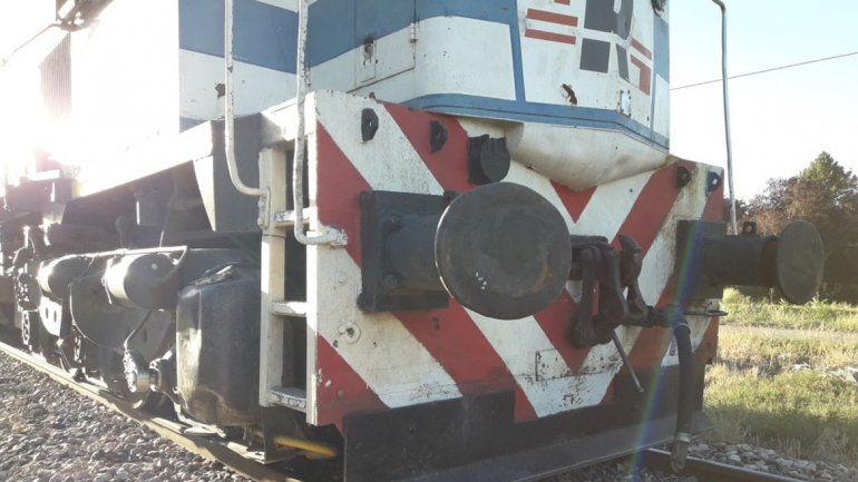 Se salvó de milagro: escuchaba música sentada en las vías y no vio que venía el tren