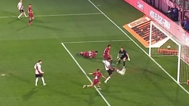 Borja sigue sin poder convertir en River.