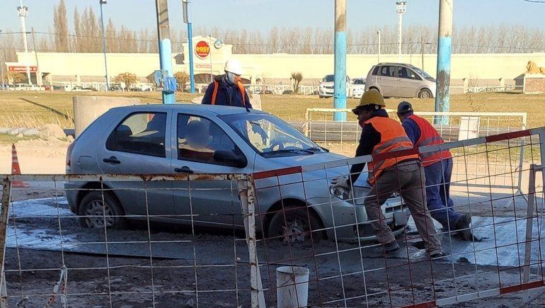 No advirtió que había una obra y se enterró en el cemento fresco con su auto