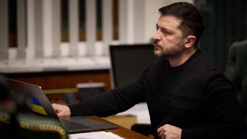 Volodimir Zelenski destacó el papel de la población civil y de las fuerzas armadas de Ucrania en la guerra con Rusia.