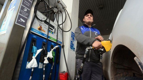 Nación aplicará el sábado la actualización del impuesto a los combustibles.