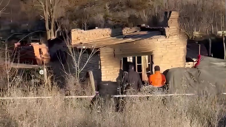 La vivienda donde fue atacada la víctima quedó destruída por el fuego. Su hijastro quedó ahora como principal acusado de haber cometido el hecho. | LMCipolletti.com La vivienda donde fue atacada la víctima quedó destruída por el fuego. Su hijastro quedó ahora como principal acusado de haber cometido el hecho.
