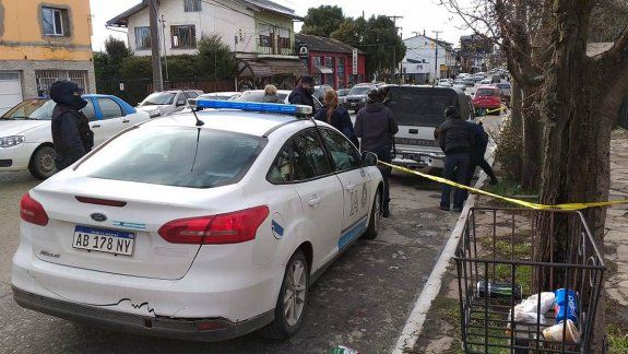 Policía amenazó con su arma a un peatón tras un accidente de tránsito