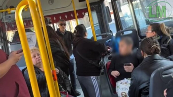 Un colectivero hizo bajar a un nene con autismo por el volumen alto del celular: el polémico video. | LMCipolletti.com Un colectivero hizo bajar a un nene con autismo por el volumen alto del celular: el polémico video.