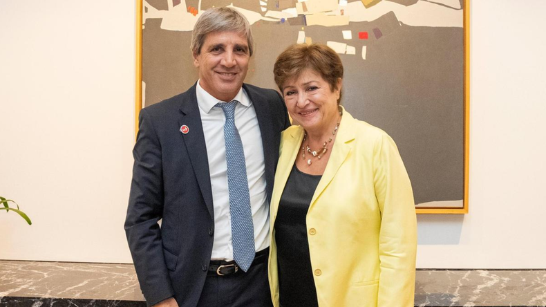 El ministro Luis Caputo junto a la titular del FMI