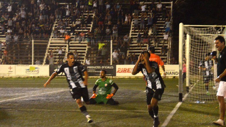 Cipo metió 10 goles y Romero casi se lleva dos pelotas a su casa