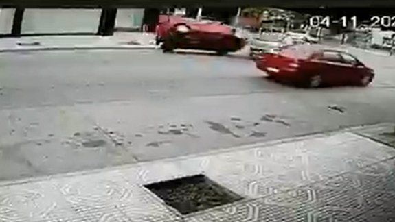 Video: choque y vuelco en pleno centro cipoleño