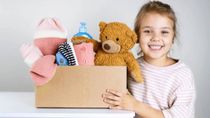 Los niños donan juguetes y la farmacia insumos.