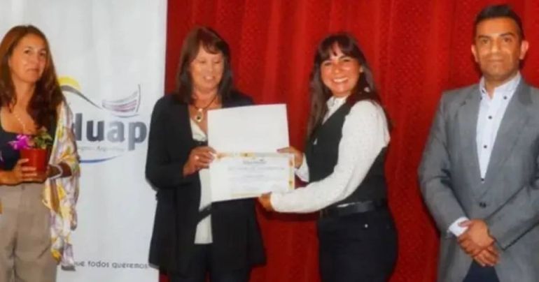 Mónica pasó de ser distinguida en su ciudad al despido. Un caso que indignó al pueblo.