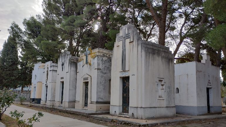 Un vecino alertó sobre la presencia de un hombre que se apoderó de diferentes elementos de los difuntos.&nbsp;