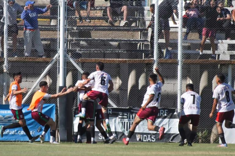 Círculo Italiano salió campeón de la Liga Confluencia tras una definición increíble en La Visera