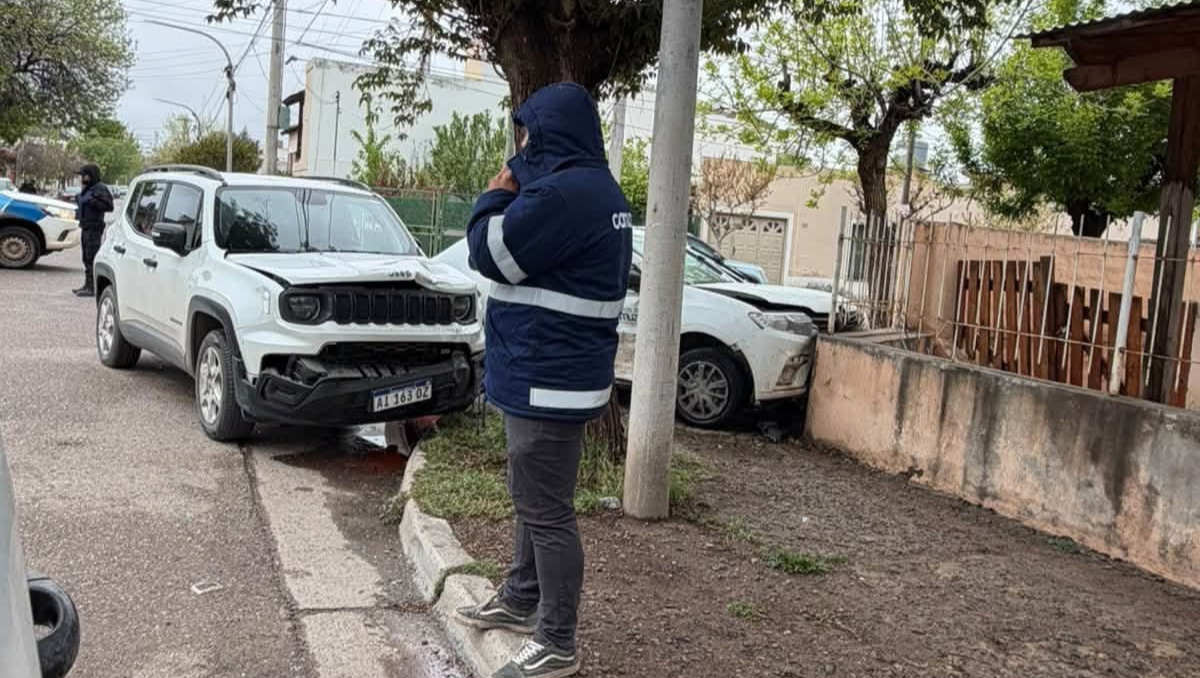 Un fuerte choque se registró esta mañana en una esquina de Cinco Saltos. // Foto: gentileza Patagonia Post.