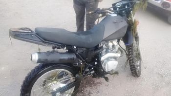 La moto había sido robada en Fernández Oro. La policía la encontró en Allen, conducida por un sujeto que para escapar se tiró al canal. La moto había sido robada en Fernández Oro. La policía la encontró en Allen, conducida por un sujeto que para escapar se tiró al canal.