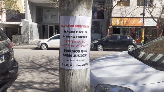 Los polémicos afiches que pegaron allegados a Ramiro Gutiérrez