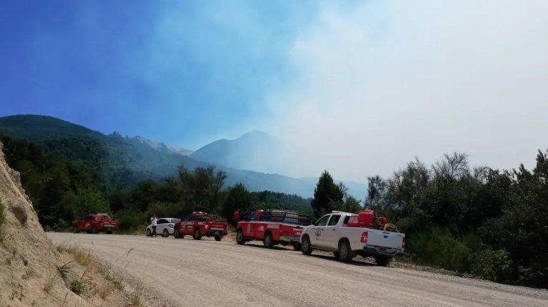 La lluvia frenó el avance del incendio, pero el fuego sigue activo